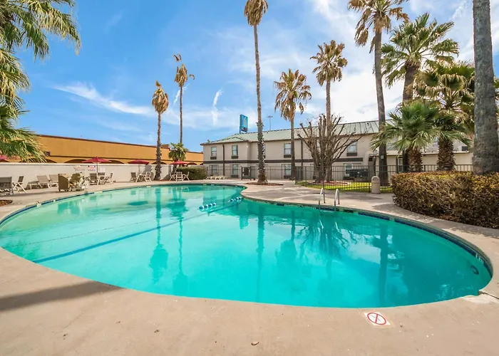 Hotel near College: Motel 6-Laredo, Tx - North I-35